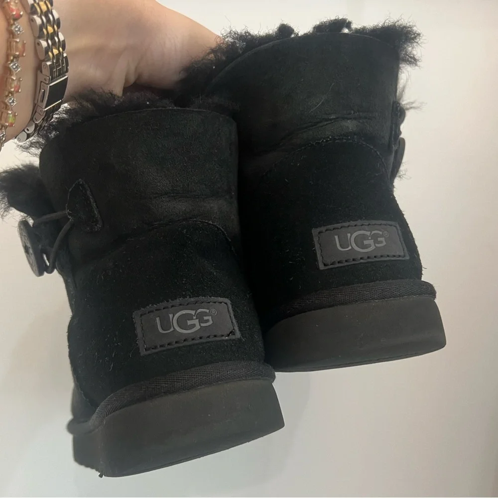 S O L D! UGG Mini Bailey Button II